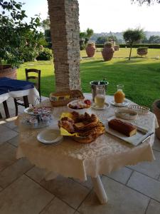een tafel met eten bovenop een tafel bij B&B Villa Moen in Fossacesia