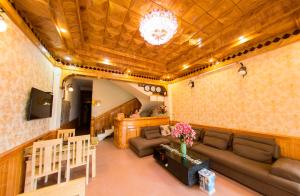 a living room with a couch and a table at Viet Duc Guest House in Sapa