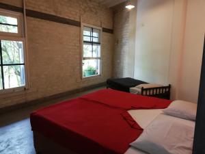 Un dormitorio con dos camas y dos ventanas. en Tea Garden Holiday Inn, en Ella 42 fotos más