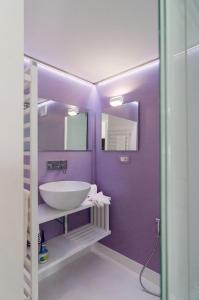 baño con lavabo y pared púrpura en Ravello In, en Ravello