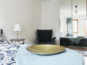 エアフルトにあるDaheym FEWO 3のベッド1台(大きな金の皿付)が備わる客室です。