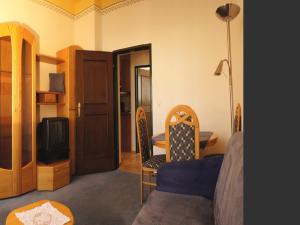 Zimmer mit einem Bett, einem Tisch und einem TV in der Unterkunft Appartement Haus Seer in Wagrain