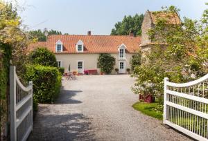 a white fence in front of a house at Le Colombier in Wissant