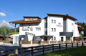 biały budynek z górą w tle w obiekcie Abanico Appartements w mieście Seefeld in Tirol