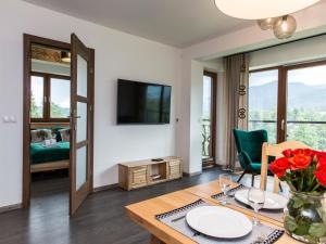 Televízia a/alebo spoločenská miestnosť v ubytovaní Polana Szymoszkowa Ski Resort - Mountain View Apartments
