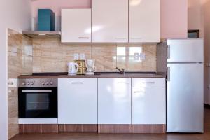 Kuchyň nebo kuchyňský kout v ubytování Apartments Marković