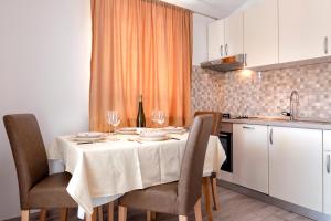 Kuchyň nebo kuchyňský kout v ubytování Apartments Marković