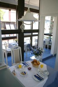 - une table blanche avec de la nourriture dans un restaurant dans l'établissement Gästehaus Schmitz, à Goslar