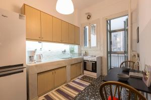 Kuchyňa alebo kuchynka v ubytovaní Authentic Retro Flat in City Center #FeelsLikeHome