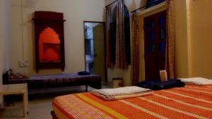 1 dormitorio con 2 camas y espejo en Shivam Tourist Guest House en Būndi