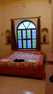 Un pat sau paturi într-o cameră la Shivam Tourist Guest House