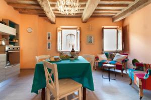 En restaurang eller annat matställe på Deluxe Romantic Apartment Casina di Elena San Gimignano