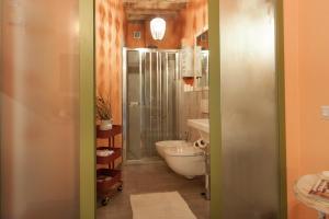 サン・ジミニャーノにあるDeluxe Romantic Apartment Casina di Elena San Gimignanoのバスルーム(シャワー、トイレ、シンク付)