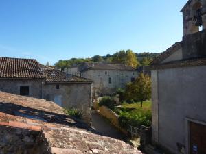 a view from the roof of an old town at Le ciel par-dessus le toit in Salavas