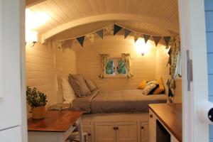 1 dormitorio con 1 cama en una habitación pequeña en Camping Moulin De La Geneste en Condat-sur-Ganaveix