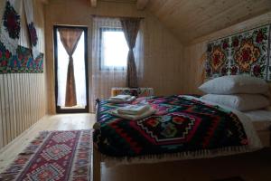 En eller flere senge i et værelse på Casa Maramureșeană Larisa