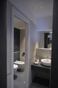 un bagno con due lavandini e due specchi di Reginna Palace Hotel a Maiori