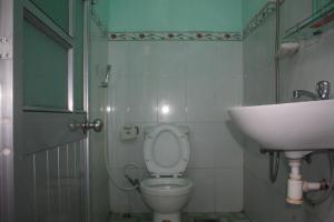 a bathroom with a toilet and a sink at Thinh Thien Motel in Vĩnh Hy +29 photos