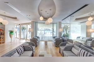 A seating area at Hotel Majestic