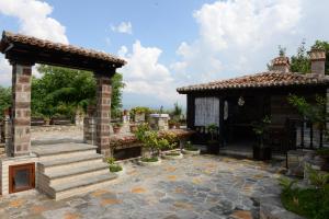 um pátio de pedra com um gazebo em Guest House Iljesa em Berat