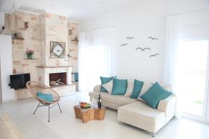 Area soggiorno di Paliouri Sea Lounge by Luxlikehome