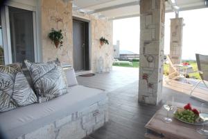 Area soggiorno di Paliouri Sea Lounge by Luxlikehome