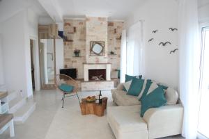 Posezení v ubytování Paliouri Sea Lounge by Luxlikehome