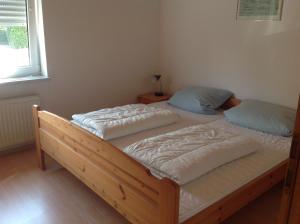2 Einzelbetten in einem Zimmer mit Fenster in der Unterkunft Ferienwohnungen Walter in Cuxhaven