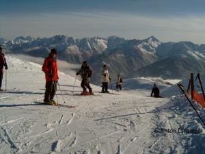un grupo de personas de pie en una pista de esquí en Gästehaus Lanzinger, en Liesing