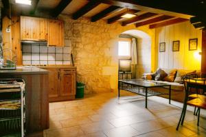 una cucina con tavolo e divano in una camera di Torre San Martín a Quintana de Valdivielso