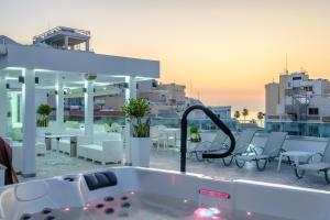 Bazén v ubytování Art & Wine Boutique Hotel nebo v jeho okolí