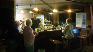 un gruppo di persone seduti al bar di Athos Bay Villa ad Ammouliani
