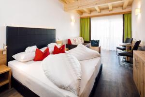 Łóżko lub łóżka w pokoju w obiekcie Hotel Sonnleiten