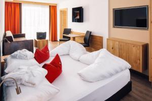 Łóżko lub łóżka w pokoju w obiekcie Hotel Sonnleiten