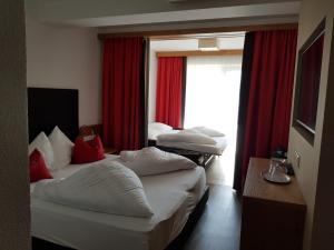 Łóżko lub łóżka w pokoju w obiekcie Hotel Sonnleiten