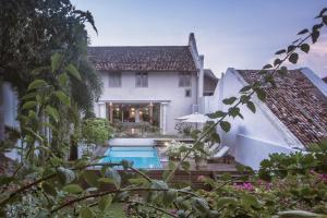 a house with a swimming pool in the yard at 20 Middle Street in Galle