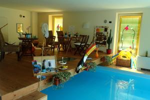 Bazén v ubytování B&B Dolce vista al lago Lugano nebo v jeho okolí