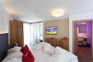 Łóżko lub łóżka w pokoju w obiekcie Hotel Sonnleiten