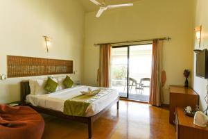 Postel nebo postele na pokoji v ubytování Regenta Resort Soma Vine Village Nashik + 37 fotografií