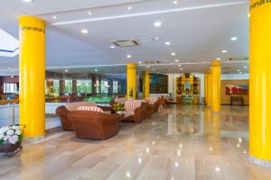 a lobby with yellow columns and couches at Hotel Mexico in Vera