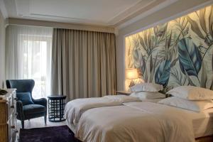 Un pat sau paturi într-o cameră la Hotel Dragului