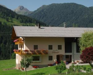 Casa grande con balcón y montañas al fondo en Gästehaus Lanzinger, en Liesing