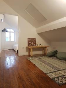 uma sala de estar com uma mesa de madeira num quarto em Oporto Foz House close to the beach em Porto