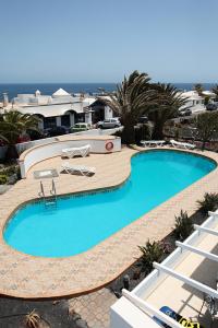 Bazén v ubytování Charco del Palo Bungalows nebo v jeho okolí