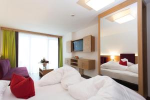 Łóżko lub łóżka w pokoju w obiekcie Hotel Sonnleiten