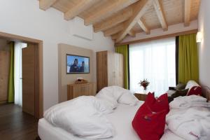 Łóżko lub łóżka w pokoju w obiekcie Hotel Sonnleiten