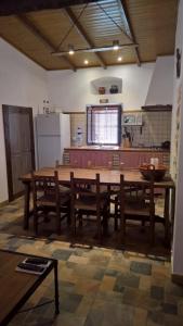 カサジャ・デ・ラ・シエラにあるColonia de Galeón nº 71のキッチン(木製のテーブル、椅子付)