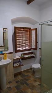 カサジャ・デ・ラ・シエラにあるColonia de Galeón nº 71のバスルーム(トイレ、洗面台、シャワー付)