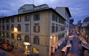 un edificio con un cartel en el costado en Corona D'Italia, en Florencia
