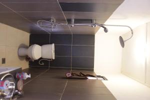 瓦加杜古的住宿－Ouaka，浴室设有黑色墙壁和毛巾架